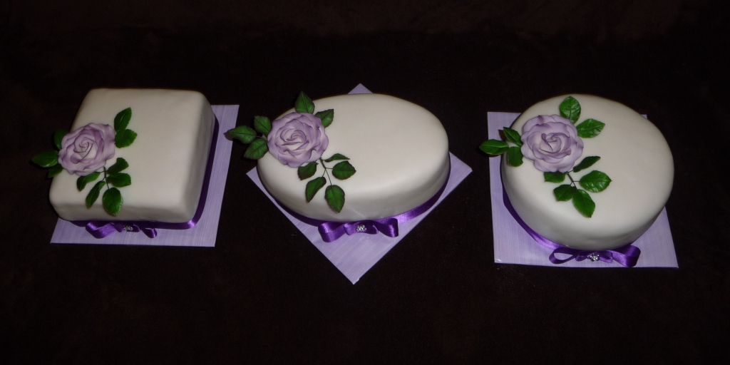 dorty s růží a fialovou mašlí